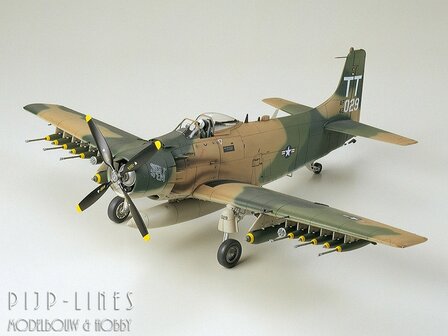 Tamiya 61073 Douglas A1J Skyraider USAF