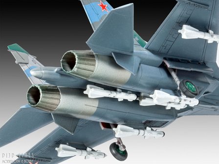 Revell-03948-Suchoi-Su-27-Flanker-1:144