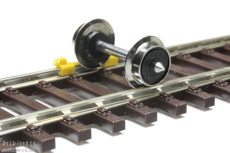 Roco HO 40182 DC NEM standard wheel set - Euro Model Trains