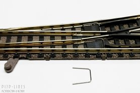 N spoor wissel nietje voor rechte en gebogen wissels.