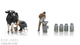 Melkende boerin met koe