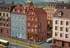 Stadshuis met sigarenwinkel 